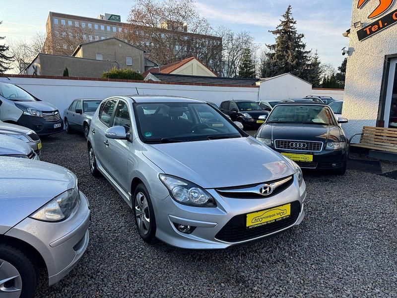 Gebraucht Hyundai i30 Edition 109 PS (80 kW) 2011 Continental silver Kleinwagen