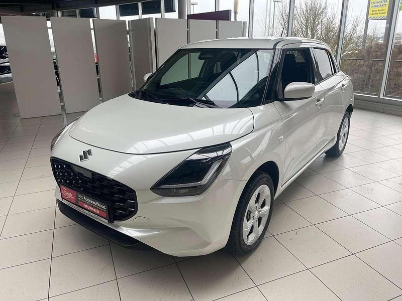 Pure white pearl Neu 2025 Suzuki Swift Comfort Kleinwagen | 20.990 € - Bild 1/4
