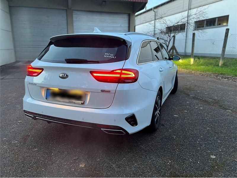 Weiß Gebraucht 2020 Kia Ceed Kleinwagen | 16.985 € (Fairer Preis) - Bild 1/4