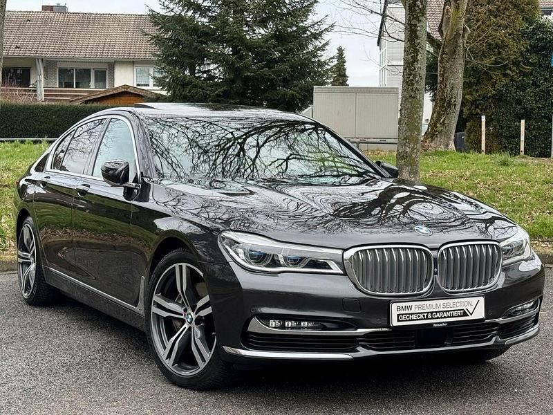 Gebraucht BMW 740 Sport Line 320 PS (235 kW) 2018 Sophistograu Limousine