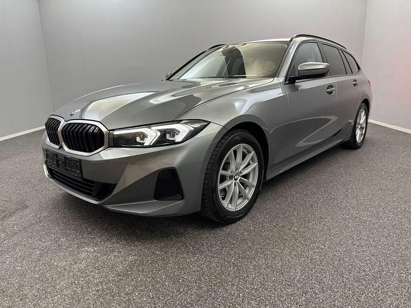 Grau Gebraucht 2023 BMW 320 Shadowline Kombi | 31.949 € (Superpreis) - Bild 1/4
