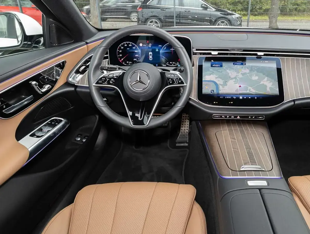 Gebraucht Mercedes E300 204 PS (150 kW) 2024 Weiß Limousine