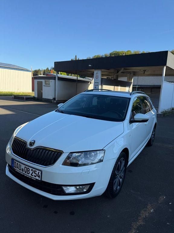 Weiß Gebraucht 2015 Skoda Octavia Kombi | 7.990 € (Fairer Preis) - Bild 1/4