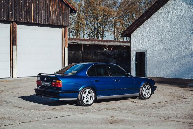 Używany BMW M5 Performance 340 KM (250 kW) 1992 Niebieski Kombi