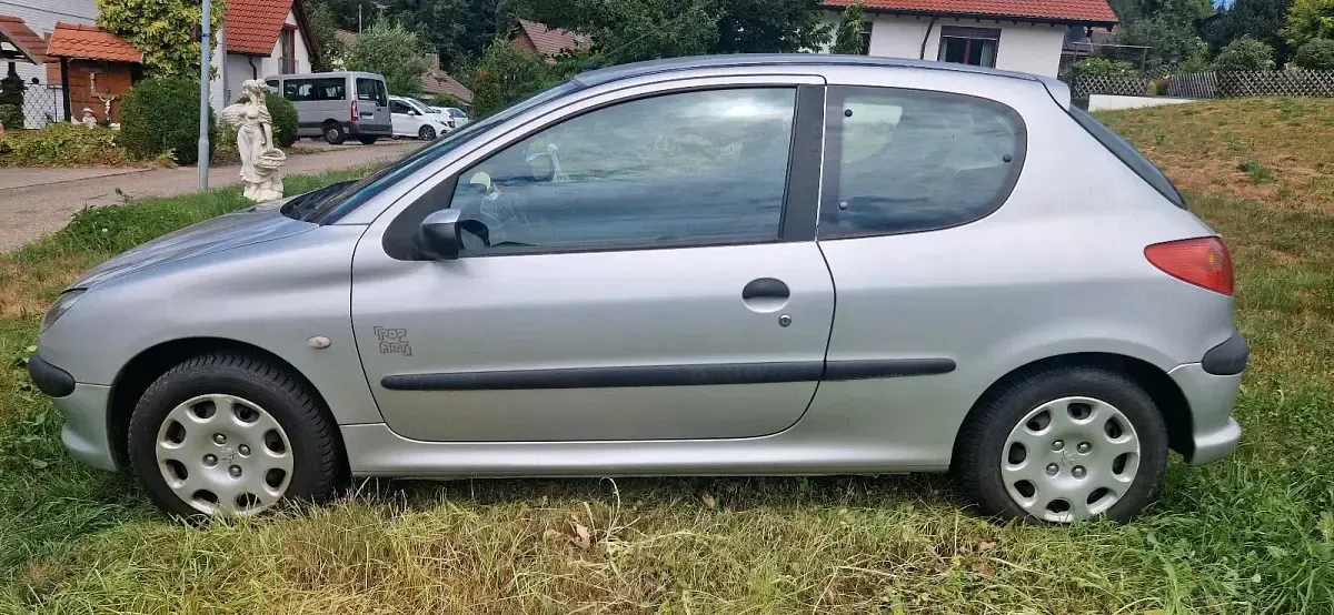 Gebraucht Peugeot 206 70 PS (51 kW) 2004 Silber Kleinwagen