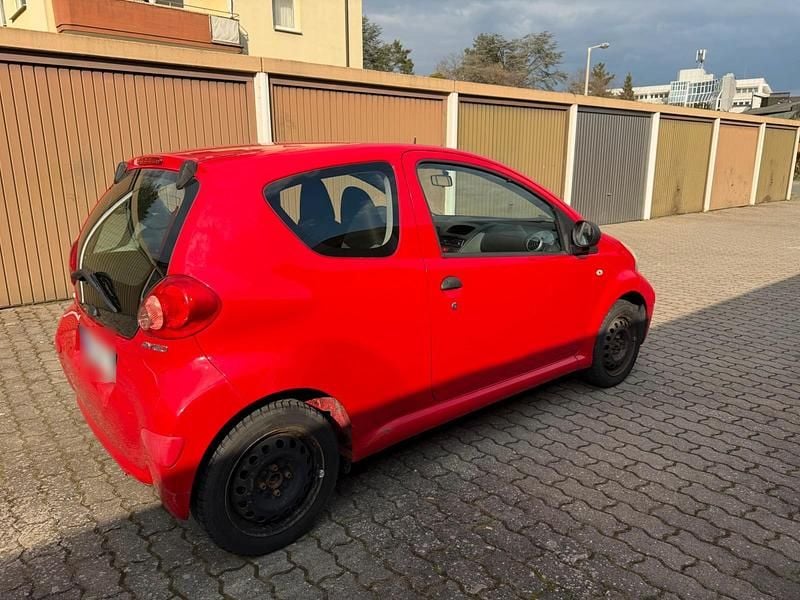 Gebraucht Toyota Aygo 67 PS (49 kW) 2008 Rot Kleinwagen