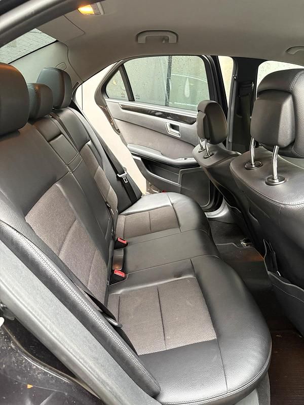 Gebraucht Mercedes E220 170 PS (125 kW) 2011 Schwarz Limousine