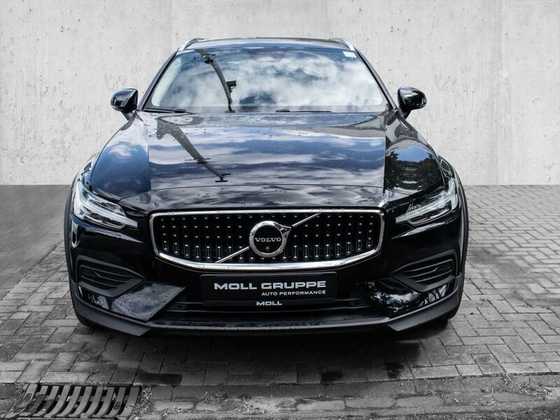 Gebraucht Volvo V60 CC Plus 197 PS (144 kW) 2023 Onyx black / metallic Kombi