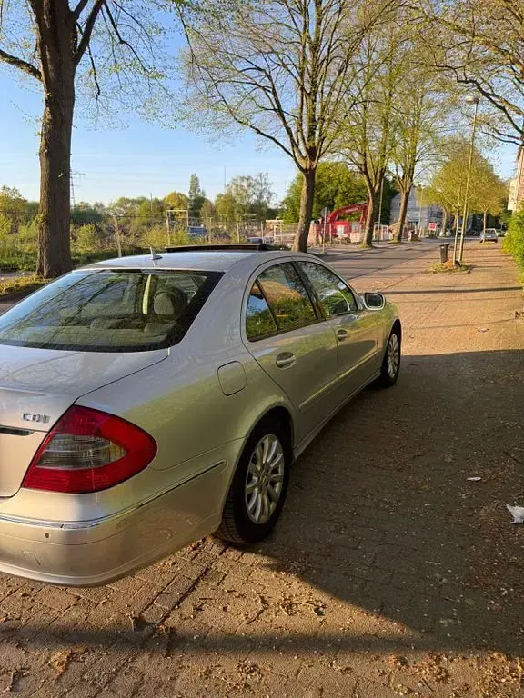 Gebraucht Mercedes E220 Elegance 170 PS (125 kW) 2007 Silber Limousine