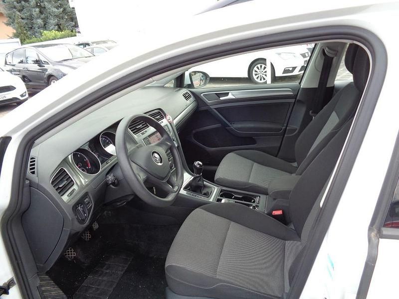 Gebraucht VW Golf VII Trendline 110 PS (80 kW) 2016 Weiß Kombi