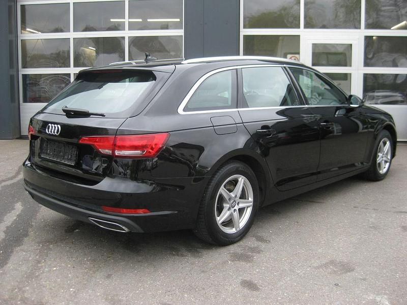 Gebraucht Audi A4 Basis 150 PS (110 kW) 2018 Schwarz Kombi