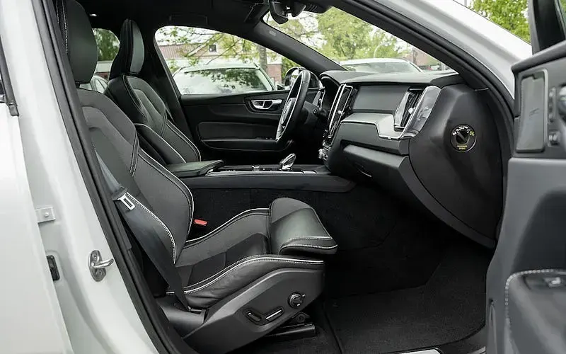 Gebraucht Volvo XC60 Plus 197 PS (144 kW) 2023 Weiß SUV