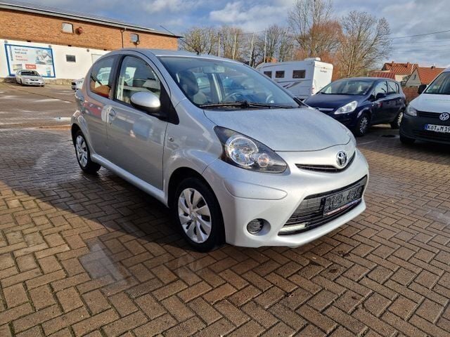 Gebraucht Toyota Aygo Cool 68 PS (50 kW) 2013 Satin silver Kleinwagen