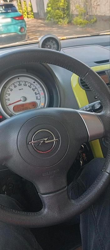 Gebraucht Opel Agila 105 PS (77 kW) 2011 Silber Kleinwagen