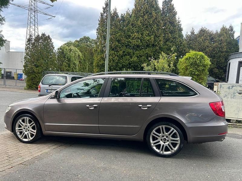 Violett Gebraucht 2011 Skoda Superb Ambition Kombi | 5.800 € (Fairer Preis) - Bild 1/4
