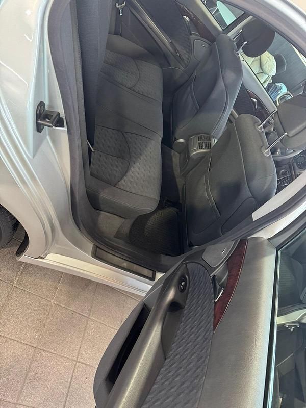 Gebraucht Mercedes E220 150 PS (110 kW) 2002 Silber Limousine