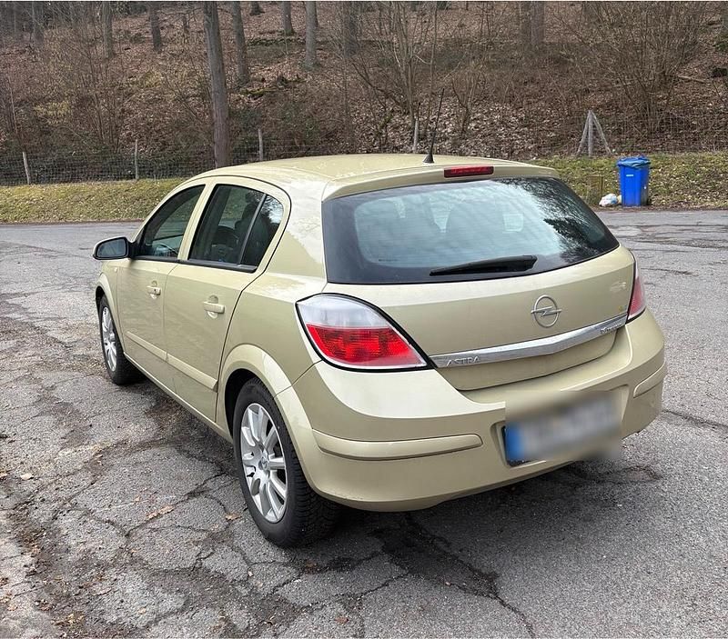 Gebraucht Opel Astra 105 PS (77 kW) 2004 Gold Kleinwagen