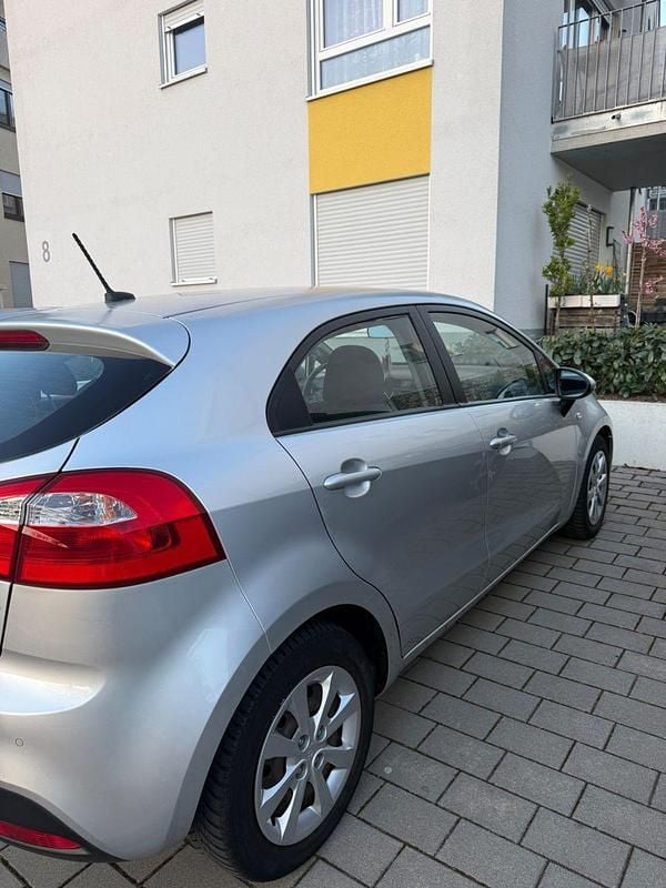 Gebraucht Kia Rio Edition 7 86 PS (63 kW) 2014 Grau Kleinwagen