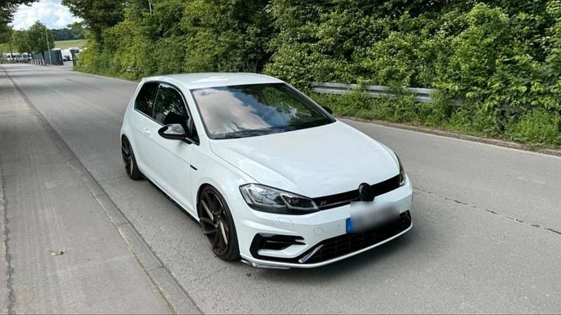 Weiß Gebraucht 2017 VW Golf Coupé | 28.400 € - Bild 1/4