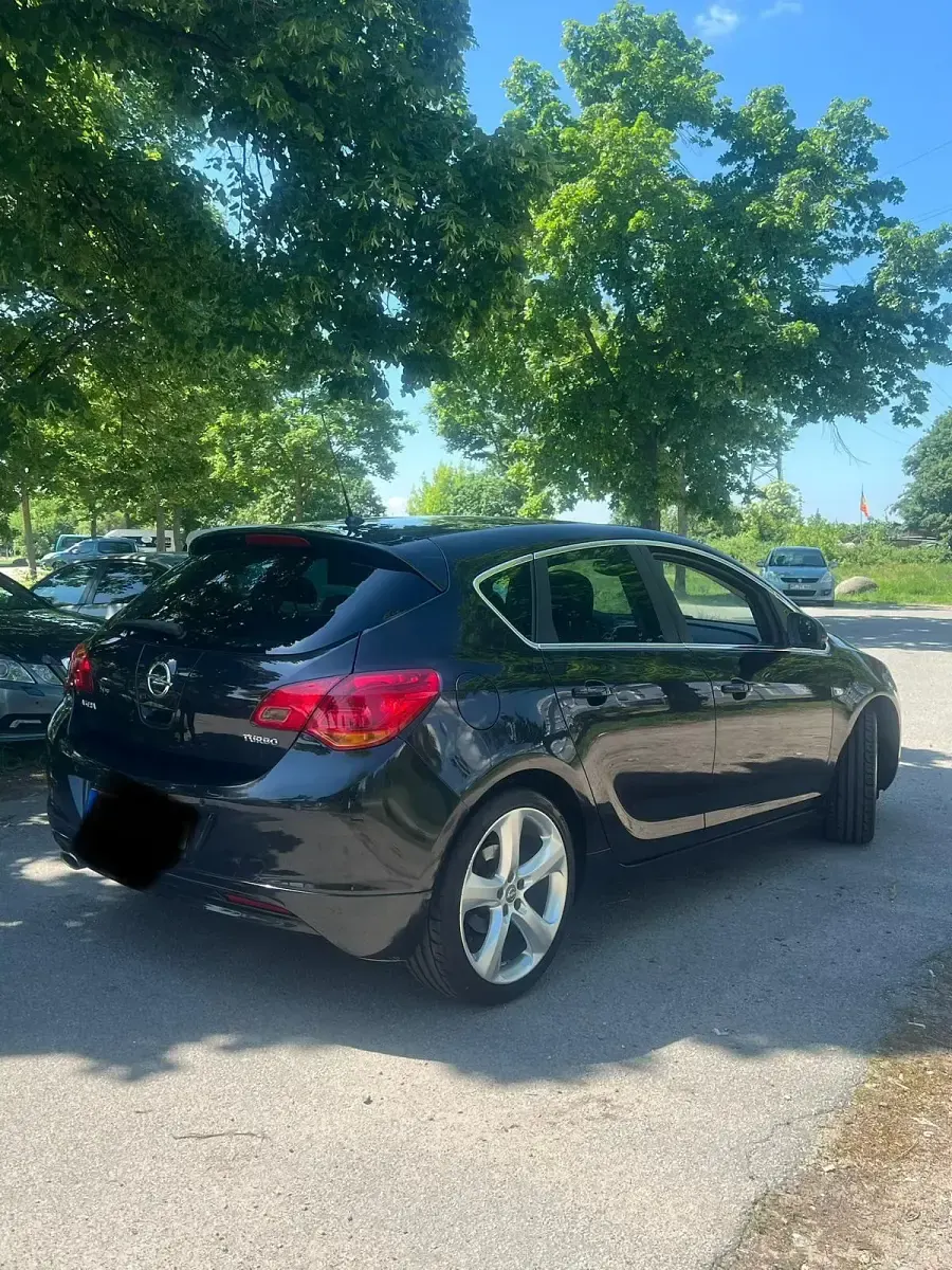 Gebraucht Opel Astra Edition 140 PS (102 kW) 2013 Schwarz Kleinwagen