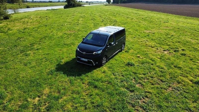 Blau Gebraucht 2017 Toyota Proace Verso Kombi | 27.500 € (Guter Preis) - Bild 1/4
