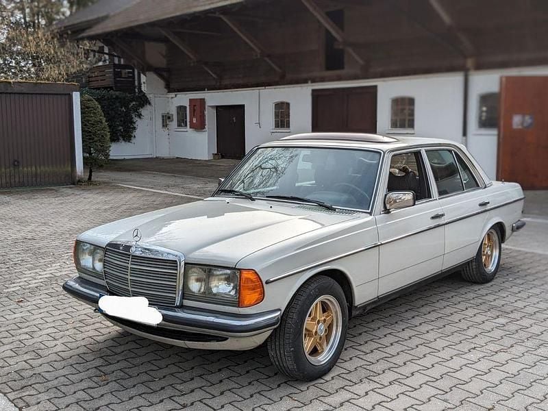 Grau Gebraucht 1979 Mercedes E280 Limousine | 16.500 € - Bild 1/4