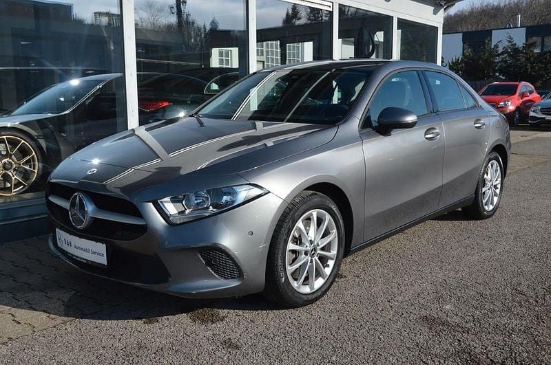 Grau Gebraucht 2021 Mercedes A250 Limousine | 20.990 € (Superpreis) - Bild 1/4