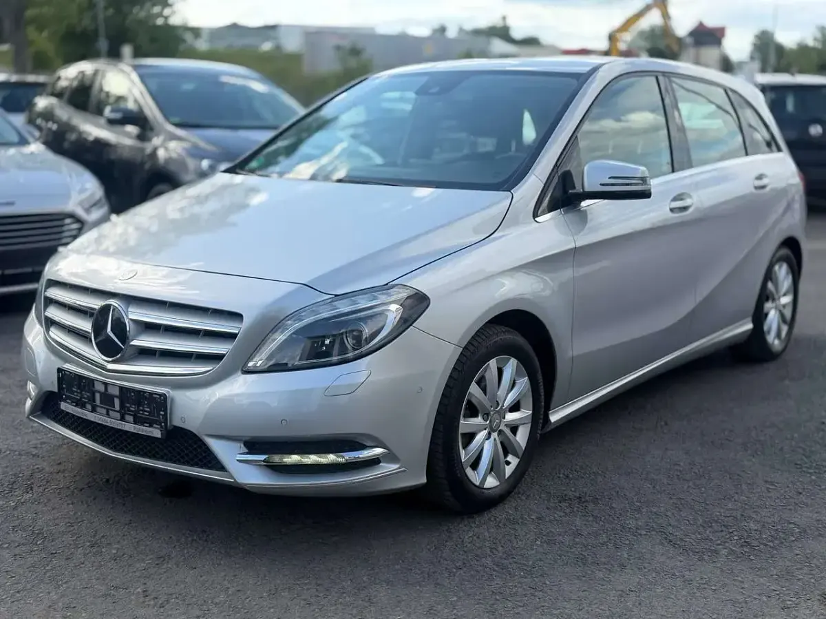 Gebraucht Mercedes B200 136 PS (100 kW) 2012 Polarsilber  metalliclack Kleinwagen