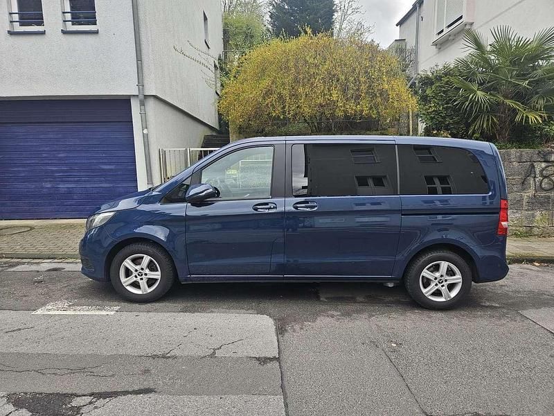 Gebraucht Mercedes V220 163 PS (119 kW) 2017 Blau Van / Kleinbus