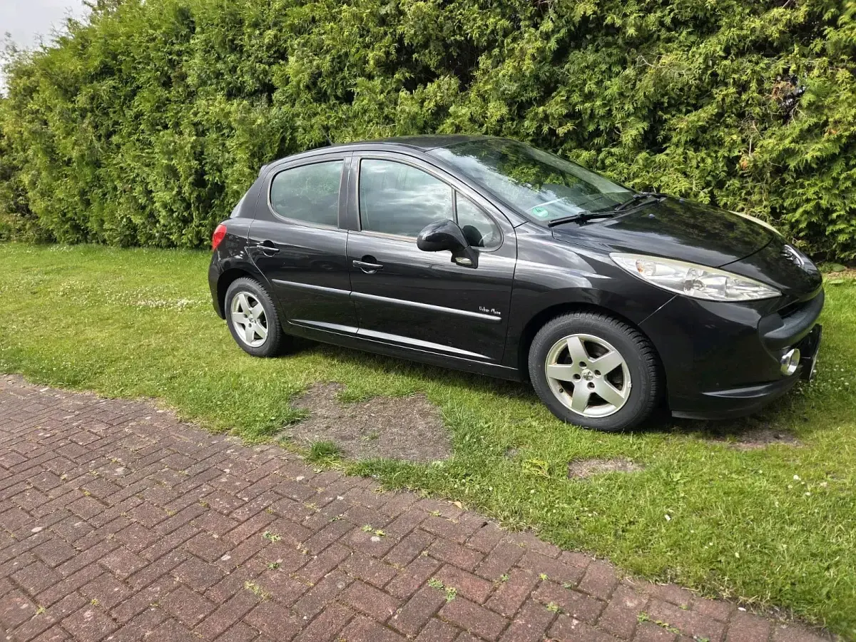 Gebraucht Peugeot 207 90 PS (66 kW) 2010 Schwarz Kleinwagen