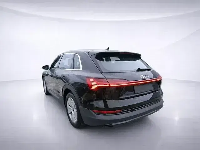 Gebraucht Audi e-tron Comfort 230 kW (313 PS) 2022 Brillantschwarz SUV