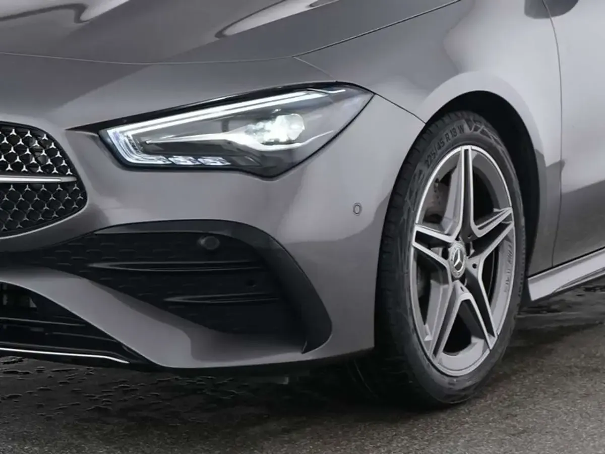 Gebraucht Mercedes CLA200 AMG 163 PS (119 kW) 2025 Metalliclack mountaingrau Kombi