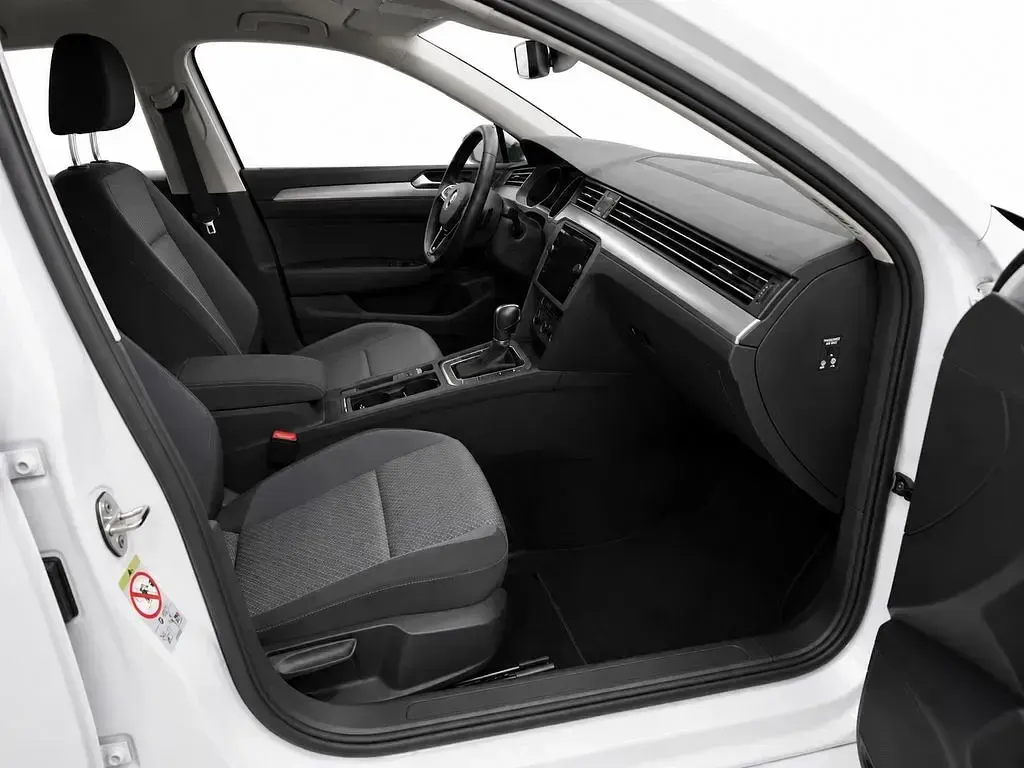 Gebraucht VW Passat 150 PS (110 kW) 2023 Gletscherweiß metallic Kombi