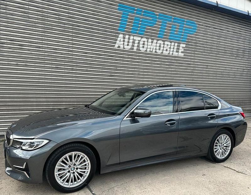 Grau Gebraucht 2021 BMW 330 Luxury Line Limousine | 29.900 € (Etwas zu teuer) - Bild 1/4
