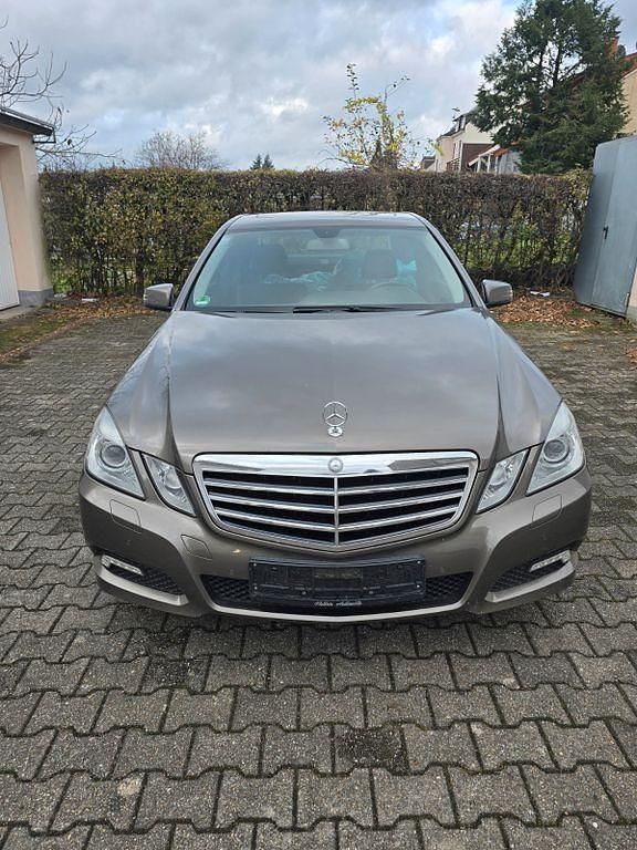 Braun Gebraucht 2009 Mercedes E200 Avantgarde Limousine | 9.900 € (Fairer Preis) - Bild 1/4