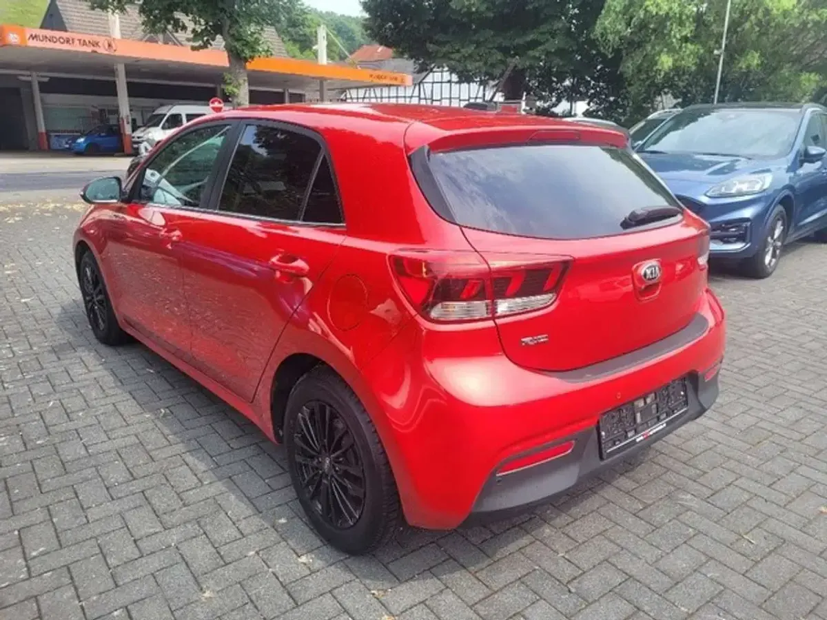 Gebraucht Kia Rio Spirit 99 PS (72 kW) 2017 Dunkelrot ((beg) signalrot me) (metallic) Limousine