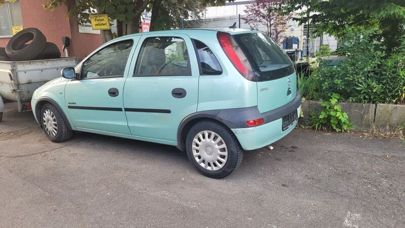 Grün Gebraucht 2001 Opel Corsa Limousine | 2.500 € (Teuer) - Bild 1/4