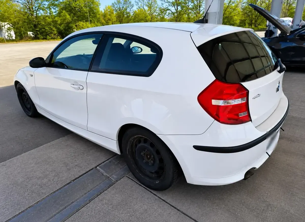 Gebraucht BMW 116 122 PS (89 kW) 2009 Weiß Kleinwagen