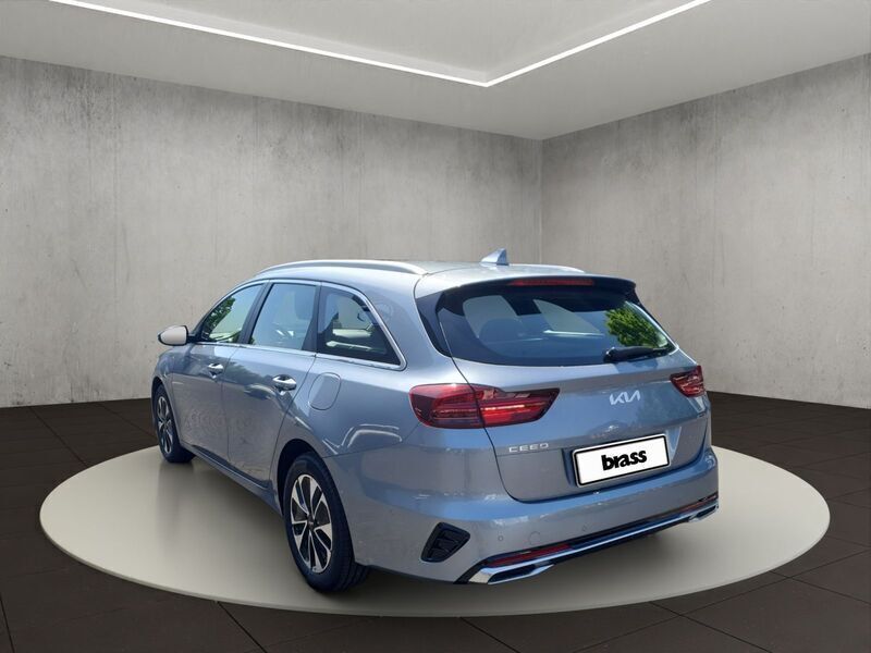 Gebraucht Kia Ceed 105 PS (77 kW) 2024 Lunarsilber met. Kleinwagen