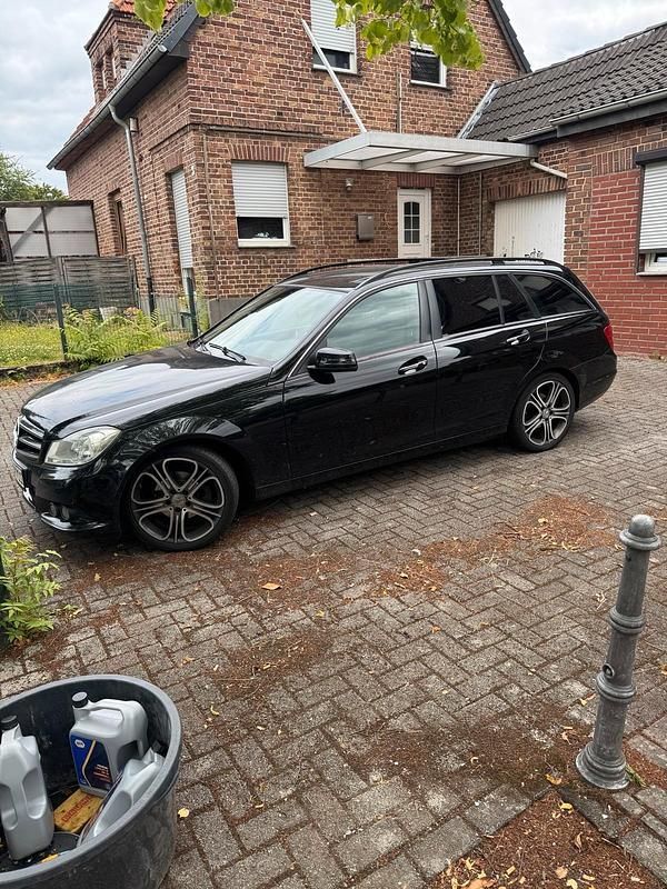 Schwarz Gebraucht 2012 Mercedes C200 Kombi | 7.199 € (Fairer Preis) - Bild 1/4