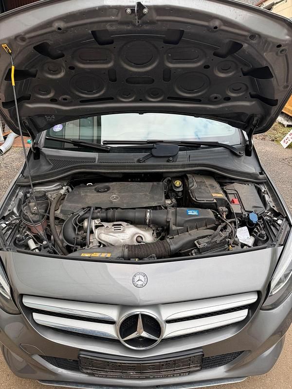 Gebraucht Mercedes B180 122 PS (89 kW) 2015 Silber Van / Kleinbus