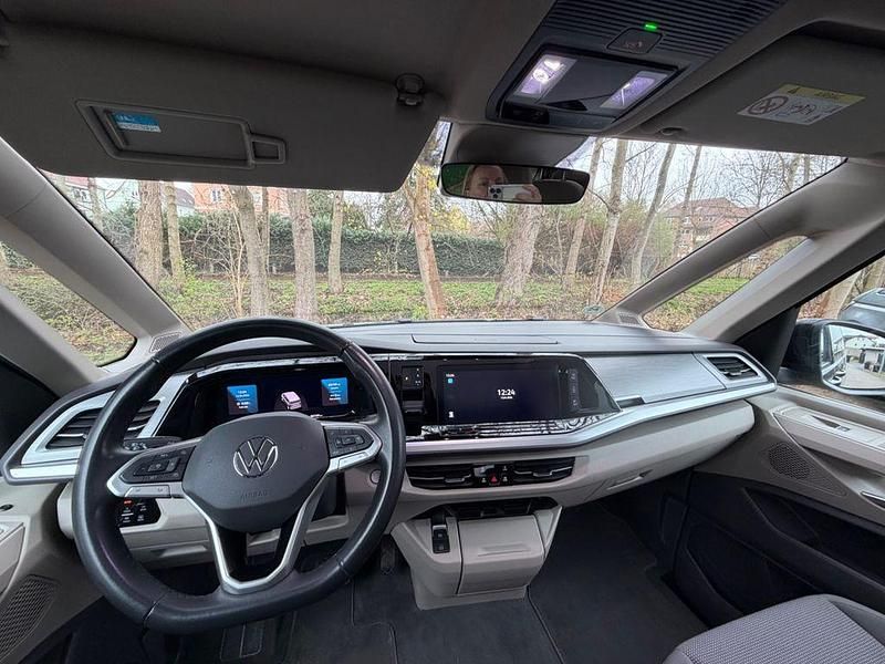 Second-hand VW Multivan 150 CP (110 kW) 2022 Albastru Monovolum