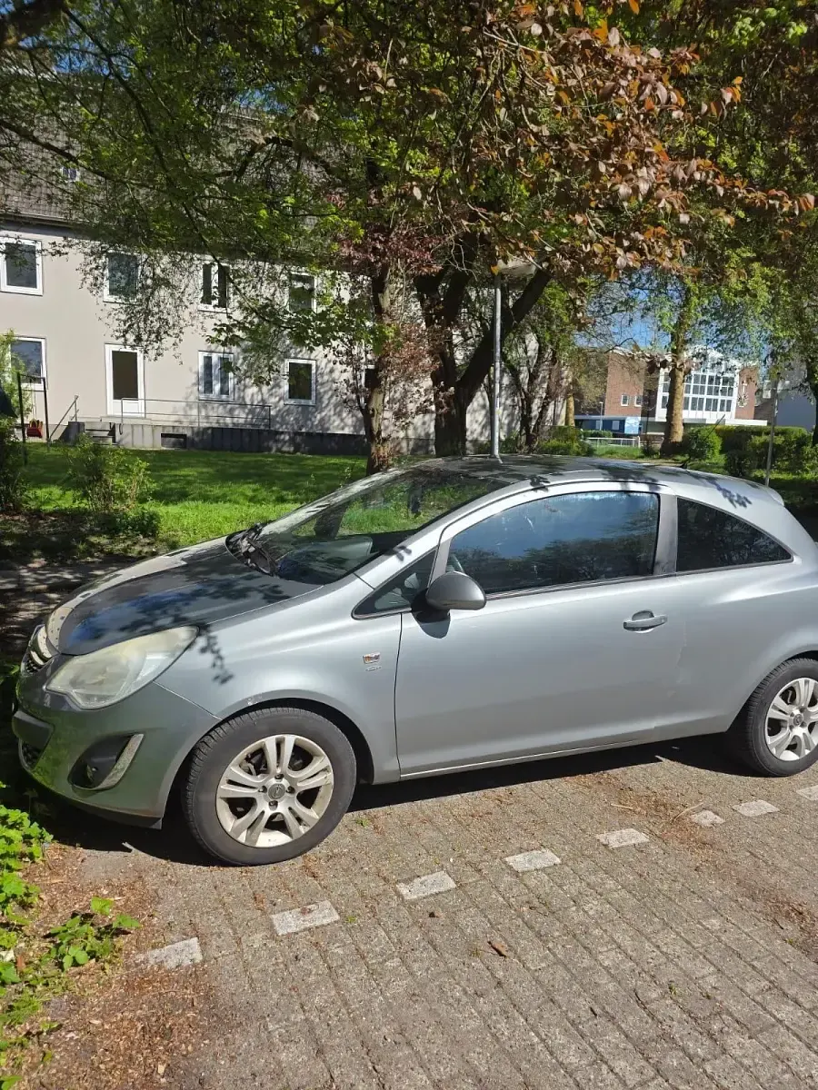 Gebraucht Opel Corsa 68 PS (50 kW) 2012 Silber Kleinwagen