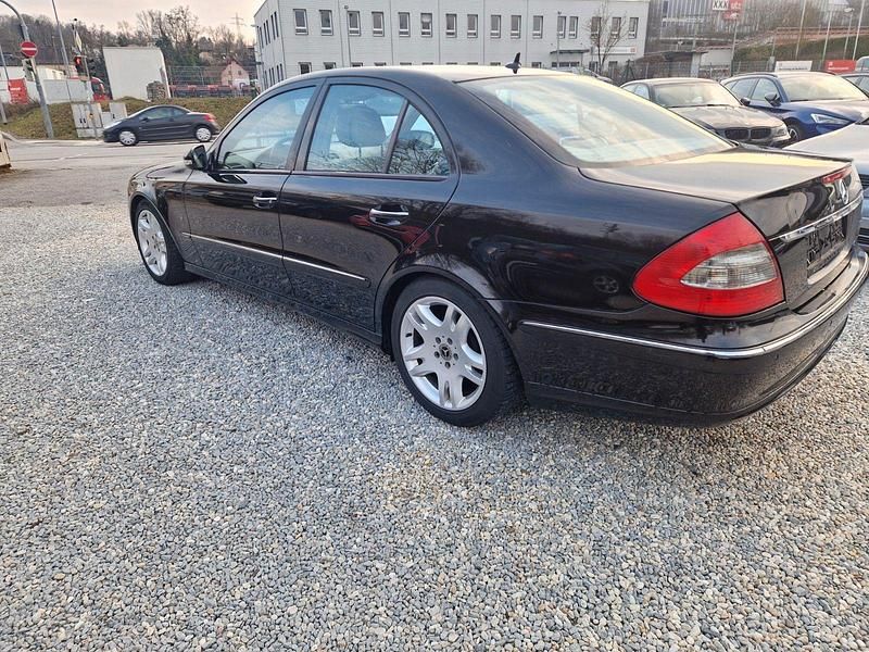 Second-hand Mercedes E200 184 CP (135 kW) 2008 Negru Berlinǎ