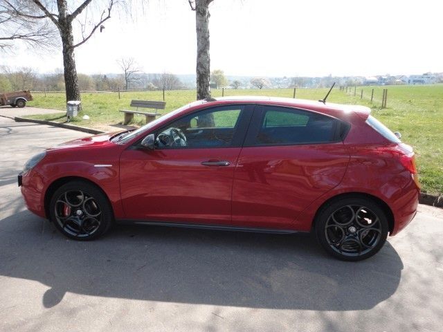 Rot Gebraucht 2019 Alfa Romeo Giulietta Kleinwagen | 15.980 € (Guter Preis) - Bild 1/4