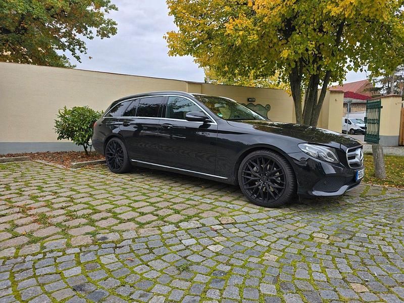 Schwarz Gebraucht 2018 Mercedes E200 Kombi | 23.500 € (Fairer Preis) - Bild 1/4