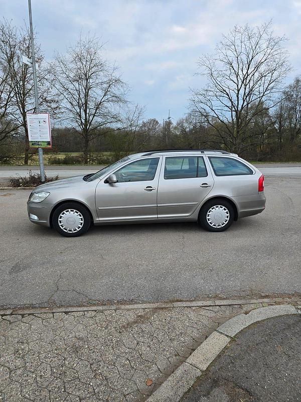 Gebraucht Skoda Octavia 105 PS (77 kW) 2012 Grau Kombi