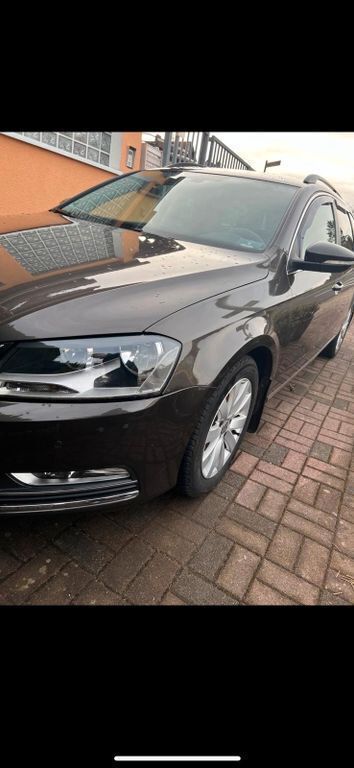 Braun Gebraucht 2012 VW Passat Comfortline Limousine | 12.000 € (Teuer) - Bild 1/4