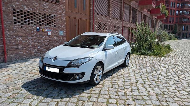 Weiß Gebraucht 2013 Renault Mégane III Limousine | 3.999 € (Fairer Preis) - Bild 1/4