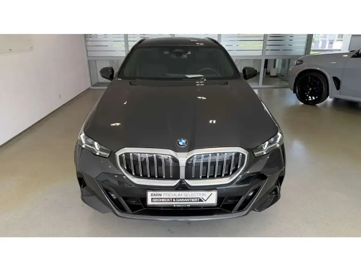 Gebraucht BMW 520 M Sport 197 PS (144 kW) 2025 Grau Kombi